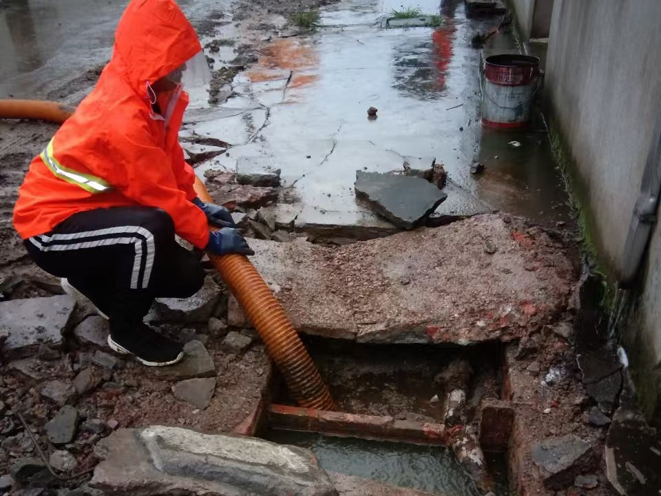 罗城专业清理污水池 炜誉市政以规范流程守护城市 “肠道”