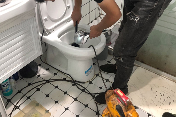 罗城马桶堵塞自己疏通还是找师傅？专业上门服务让你省时更省心