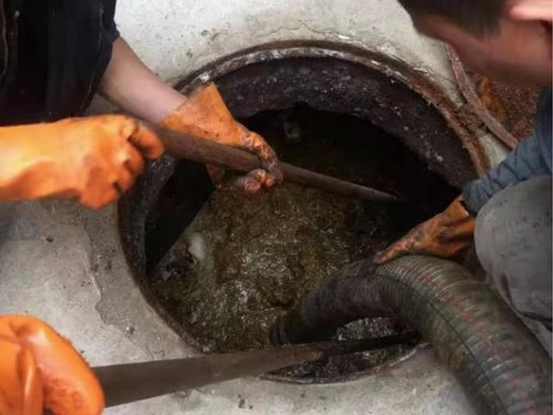 罗城清理化粪池时如何避免沼气的危害？